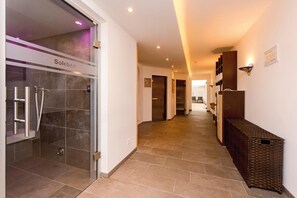 A hotel corridor with a shower area labeled 'Solebad' and a reception desk. - Waldpark Hotel Garni (Samnaun)