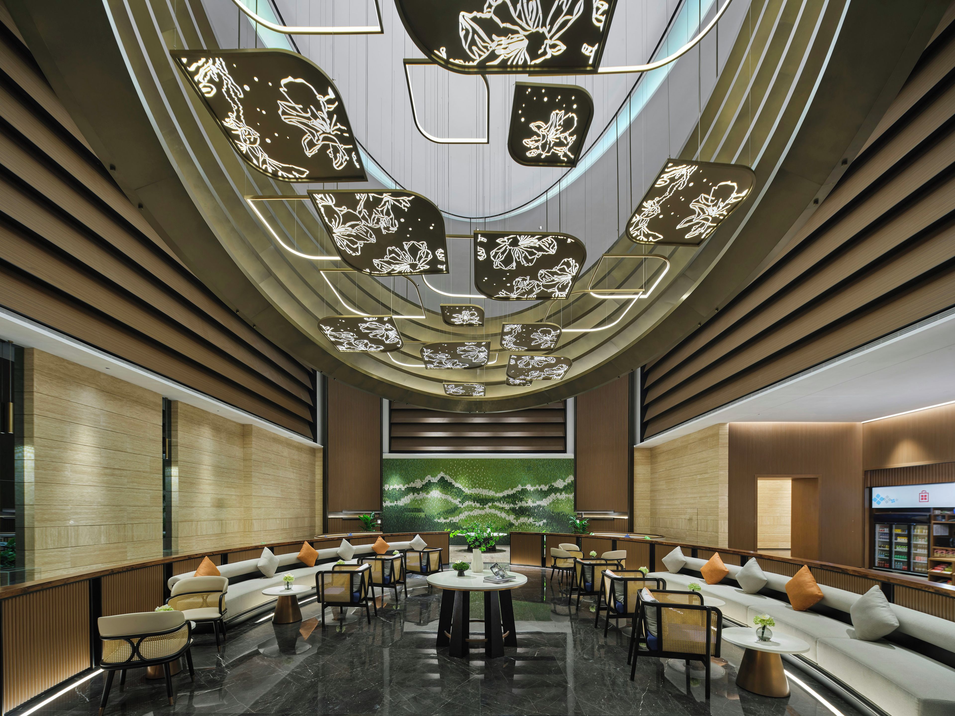 Um lobby moderno com área de estar, uma tela grande exibindo uma paisagem e um design de teto singular.