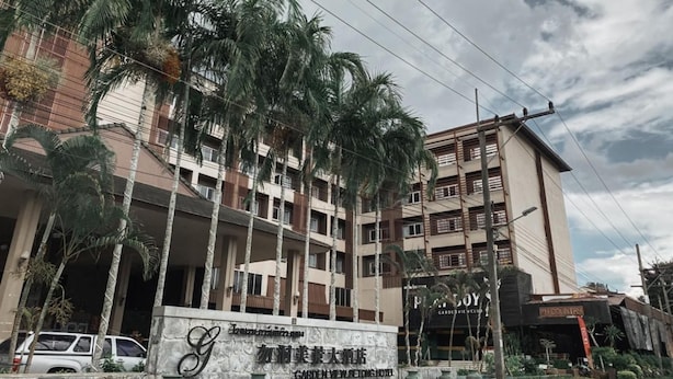 Un hotel de varios pisos con un cartel que dice 'Garden View Hotel' y 'Garden View Club'.