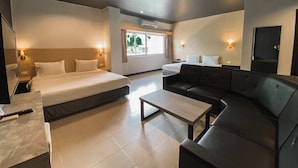 Una habitaci ón de hotel moderna con cama, sofá y una pequeña mesa de centro.