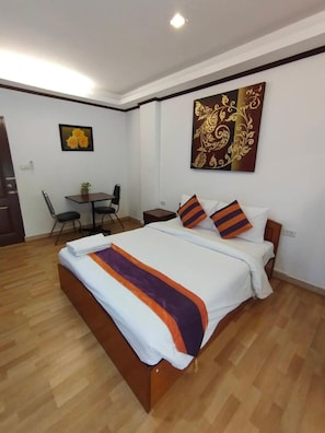 Ein Hotelzimmer mit einem Bett, einem Schreibtisch und einem Stuhl.