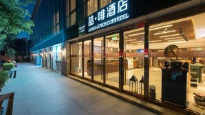 A modern building with a storefront for James Joyce Coffee & Caffeinated. - James Joyce Beijing Chongwenmen Tiantan Qiaowan Subway Station (Beijing)