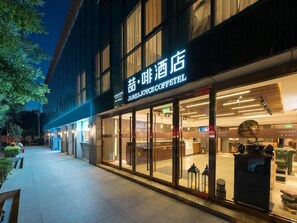 Un edificio moderno con escaparate de James Joyce Coffee & Caffeinated.