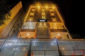 A multi-story building with a sign indicating it is a company-serviced townhouse. - Townhouse Oak Bangalore Central Silk (Bengaluru)