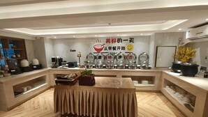 Uma área de café da manhã moderna com uma mesa de madeira, diversos recipientes e uma parede com um aviso.