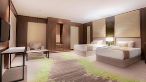 Habitación de hotel con dos camas, un sofá, un televisor y un espejo grande.