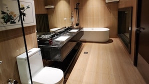 Un baño moderno con inodoro, lavamanos y bañera.