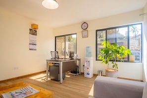 Een moderne kantoorruimte met een bureau, computer en een waterdispenser.