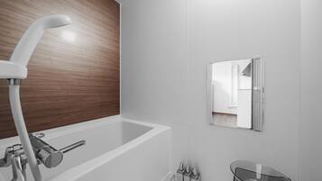 Apartamento | Banheiro | Chuveiro/banheira combinados, produtos de toalete grátis