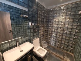 Un baño con ducha, inodoro y lavamanos.