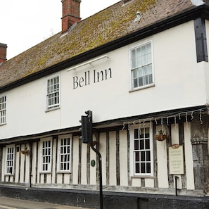 Il s’agit d’un bâtiment traditionnel, sur lequel on peut lire l’enseigne « Bell Inn », indiquant qu’il s’agit d’un hôtel. Il possède de nombreuses fenêtres, dont certaines sont dotées de rideaux, et une pancarte annonce : « Nous servons de bons plats toute la journée. »