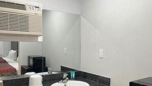 Bathroom - Studio6 Oakland, CA - San Francisco Berkeley Area (Oakland)