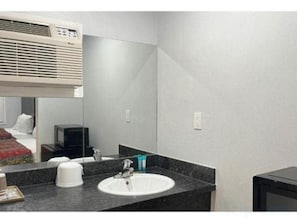 Bathroom - Studio6 Oakland, CA - San Francisco Berkeley Area (Oakland)