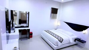 Un dormitorio moderno con cama, mesita de noche y espejo.