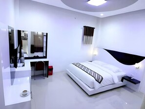 Un dormitorio moderno con cama, mesita de noche y espejo.