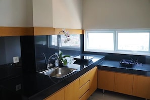 Private kitchen - Sanur Elok Residence (Jakarta)