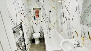 Bathroom - 4-bed House, Sleeps 9 w Garden & On-street Parking (Liverpool)