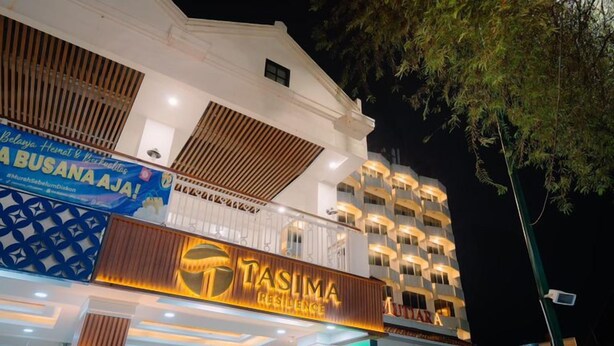 Un hôtel avec une enseigne bien visible indiquant « Tasima Residences ».