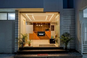 Une maison de ville moderne dotée d  ’un comptoir d’accueil, de lambris en bois et d’une enseigne sur laquelle on peut lire : « TOWNHOUSE & Compenge Aerdood ».