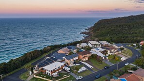 Una zona residencial costera con casas, calles y vistas al mar.