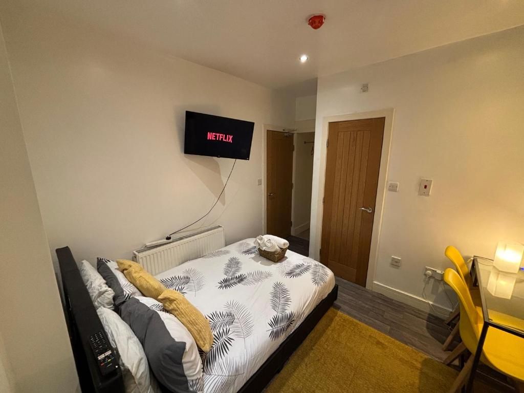 Deluxe Double Room, Private Bathroom | Iron/ironing board