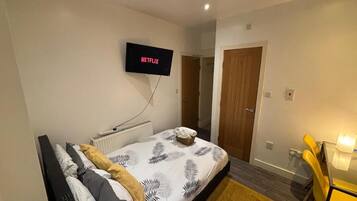 Deluxe Double Room, Private Bathroom | Iron/ironing board