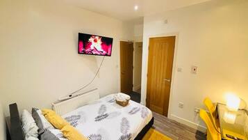 Deluxe Double Room, Private Bathroom | Iron/ironing board