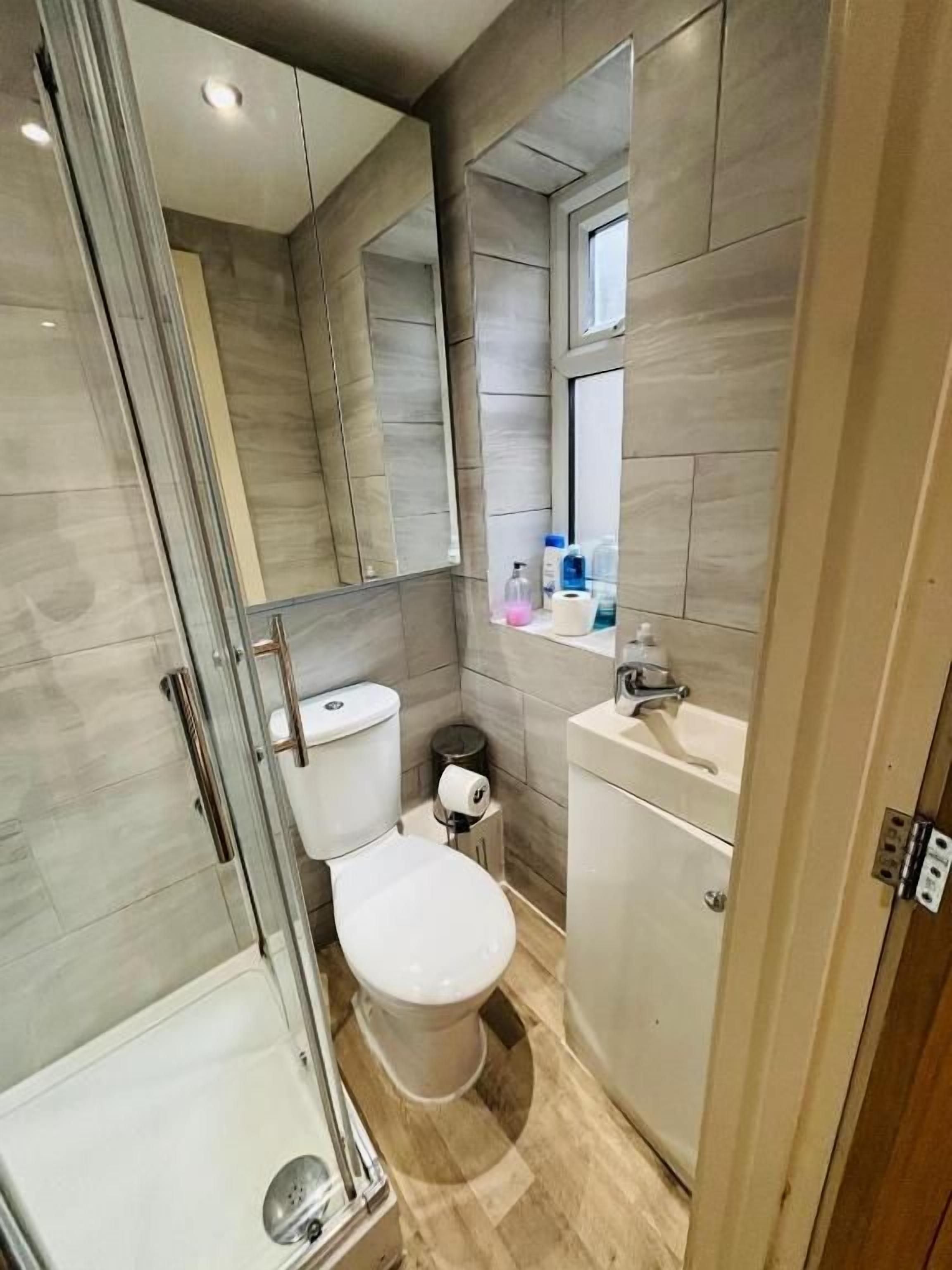 Deluxe Double Room, Private Bathroom | Bathroom | Shower, hair dryer, towels