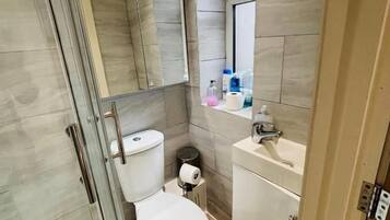 Deluxe Double Room, Private Bathroom | Bathroom | Shower, hair dryer, towels