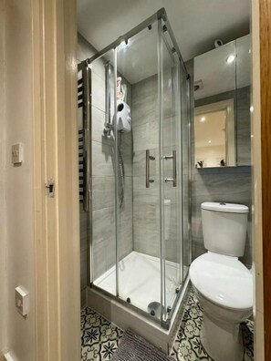Dusche, Haartrockner, Handtücher