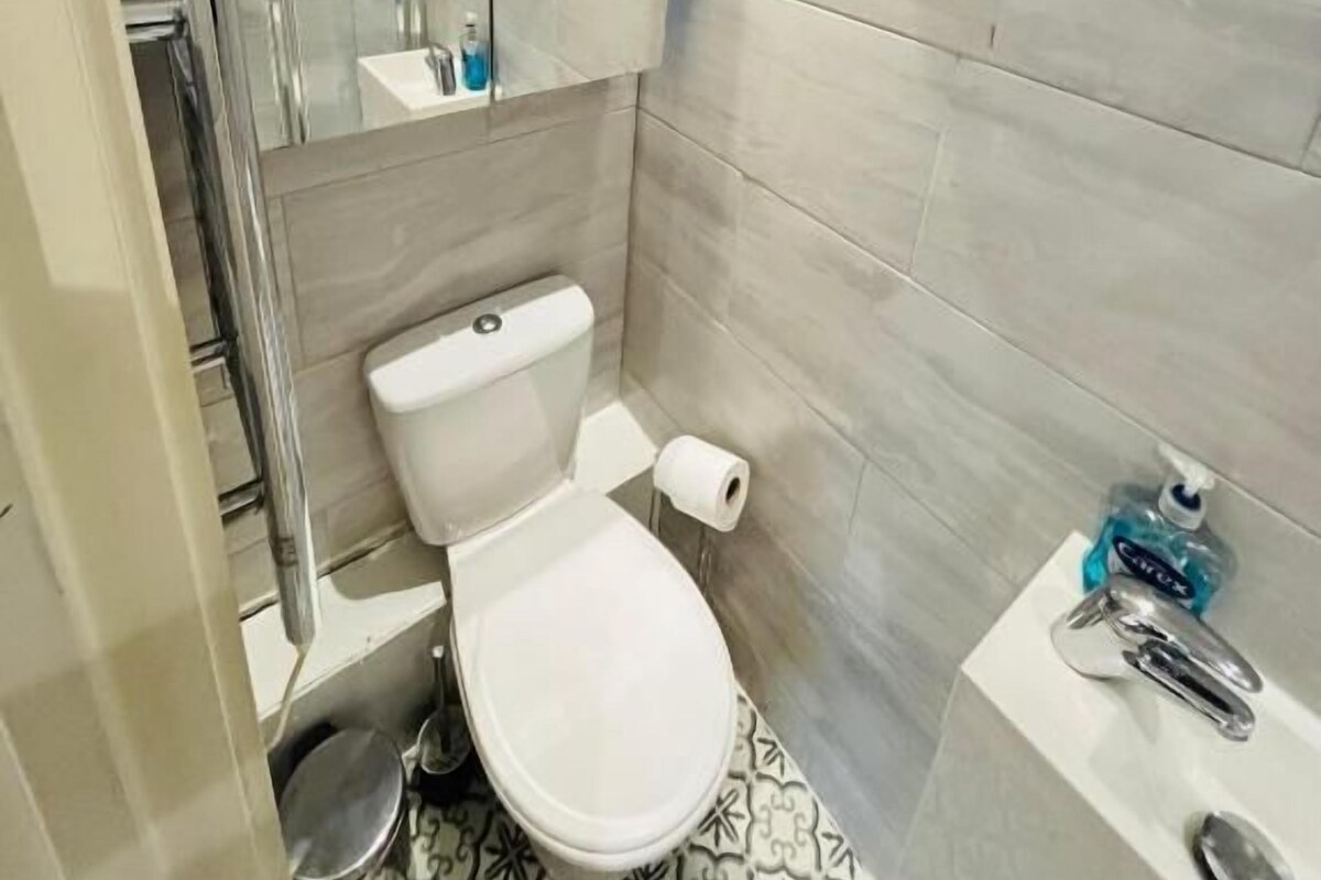 Standard-Studio | Badezimmer | Dusche, Haartrockner, Handtücher
