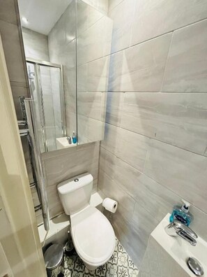 Standard-Studio | Badezimmer | Dusche, Haartrockner, Handtücher