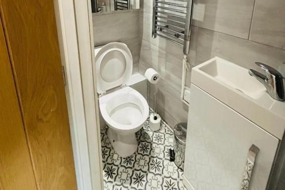 Deluxe-Doppelzimmer, eigenes Bad | Badezimmer | Dusche, Haartrockner, Handtücher