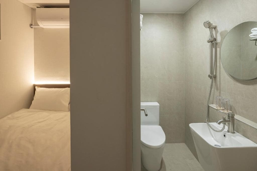 Un baño con inodoro, lavamanos y ducha.