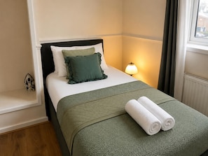 Unclassified image, 5 of 11, button - House Sleeps 9 With Free 2 car Parking, Fast Internet (Newcastle-upon-Tyne)