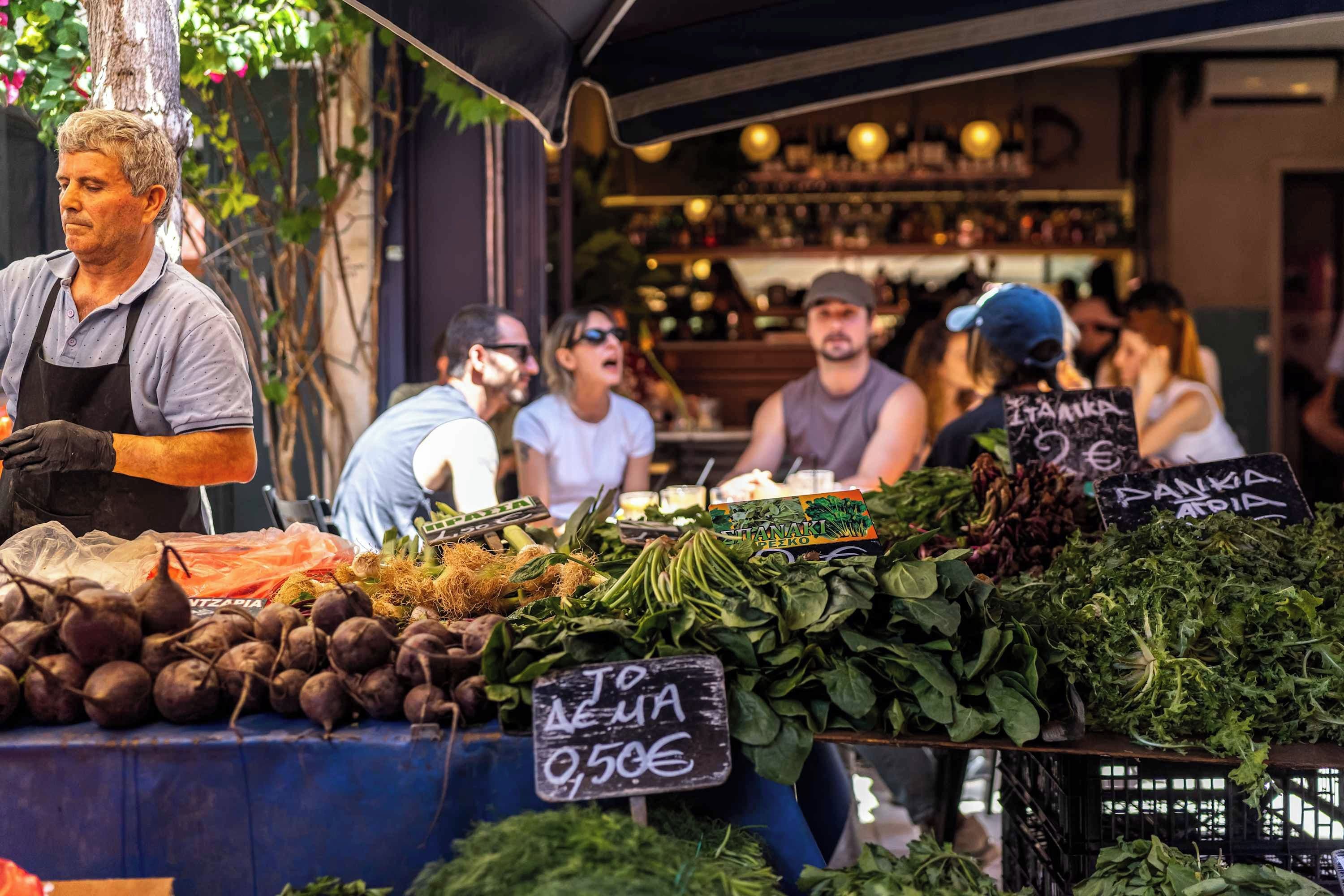Un étal de marché proposant des produits frais, avec une pancarte indiquant un prix de 0,50 €.