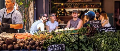 Puesto de mercado con productos frescos y un cartel que indica un precio de 0.50€.