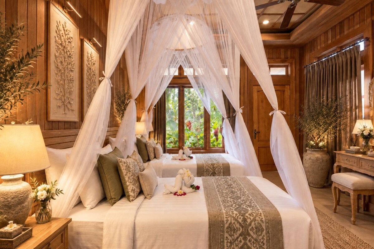 Una habitación con cama con dosel, una mesita de noche con lámpara y vistas al exterior.