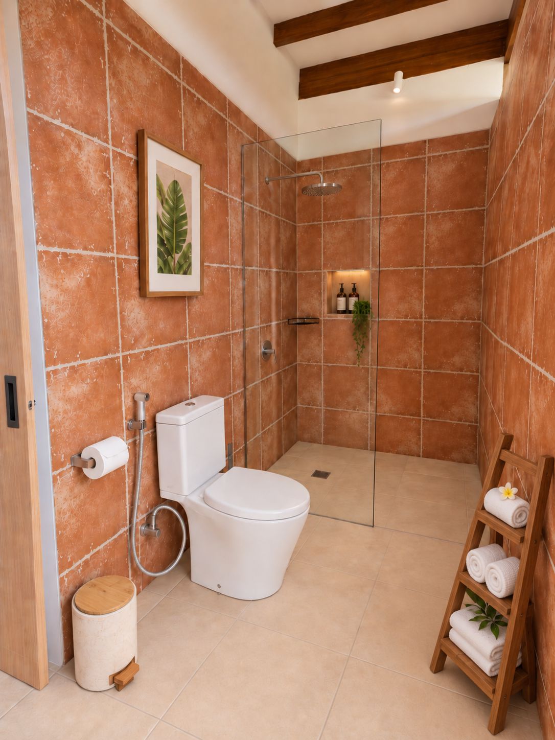 Un baño con ducha, inodoro y un estante con toallas.