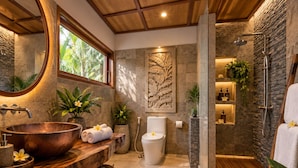 Biệt thự, 3 phòng ngủ, hồ bơi riêng (Majestic Three Bedroom Private Pool) | Phòng tắm | Vòi sen/bồn tắm kết hợp, vòi sen phun mưa, máy sấy tóc 