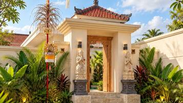 Un temple traditionnel, doté d’un toit recouvert de tuiles, de statues et d’un jardin bien entretenu.