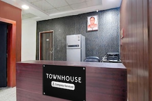 Uma mesa de recepção com uma placa indicando serviço da empresa.