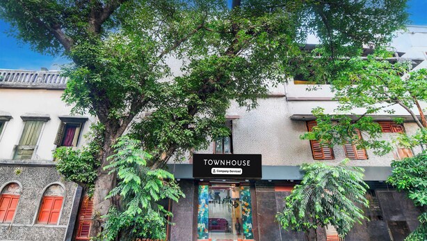 A townhouse with a sign indicating it is company-serviced. - Townhouse Kolkata Northern Park (Kolkata)