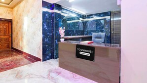 A reception desk with a sign indicating it's a company-serviced townhouse. - Townhouse Kolkata Padmapukur Lake (Kolkata)