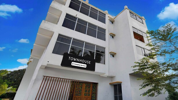 A multi-story building with a sign indicating it is a company-serviced townhouse. - Townhouse Kolkata Padmapukur Lake (Kolkata)