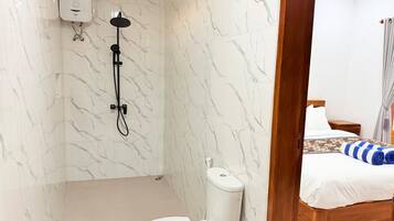 Villa, vistas a la piscina | Baño | Artículos de higiene personal gratuitos y toallas
