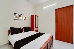 Un dormitorio con cama, armario y puerta.