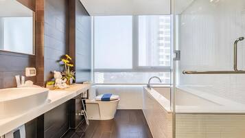 Appartement, 3 chambres, balcon, vue ville | Salle de bain | Douche, savon, shampoing, papier toilette
