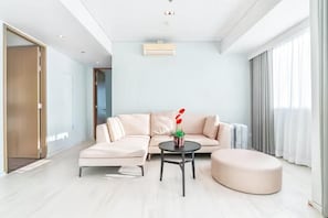 Appartement, 3 chambres, balcon, vue ville | Coin séjour