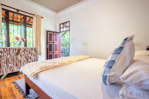 The Mangrove House — A Quiet Lakeside Escape